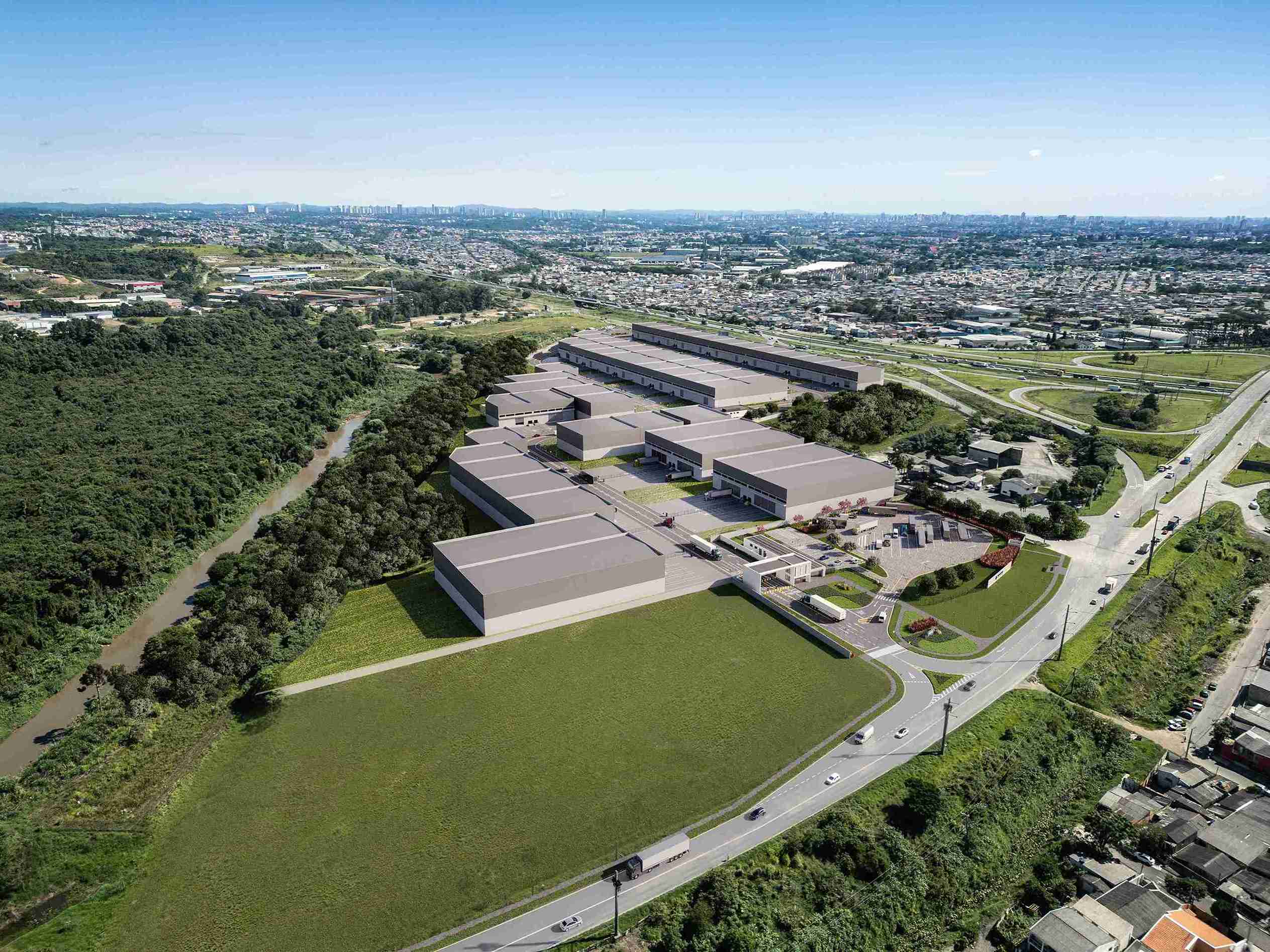 Vista aérea de um galpão logístico em Curitiba, com vários módulos industriais, pátios de manobra de caminhões e acesso pela rodovia, cercado por áreas verdes e pela malha urbana ao fundo.