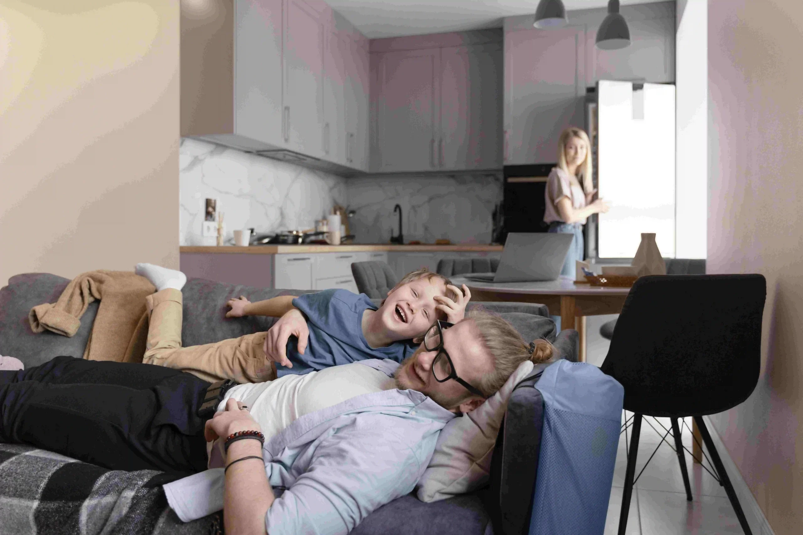 Ambiente aconchegante de apartamento pequeno com sala e cozinha integradas, mostrando pessoas relaxando em um espaço moderno e funcional. A cena ilustra como um apartamento pequeno pode oferecer conforto, funcionalidade e estilo, alinhado às necessidades da vida urbana.